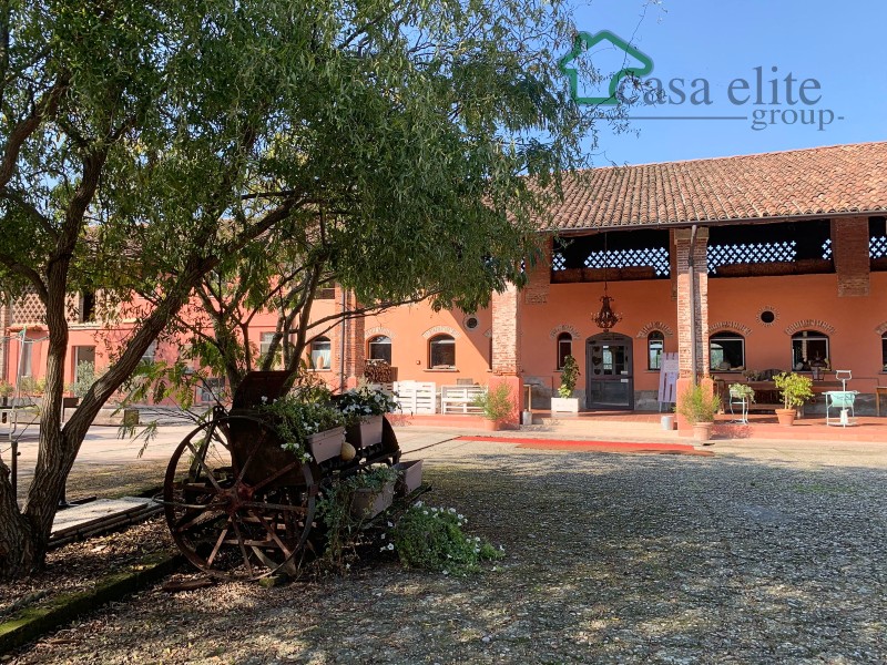 Cascinale lombardo con ristorante e terreno