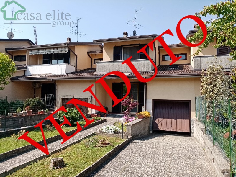 VILLA A SCHIERA CENTRALE A SALERANO SUL LAMBRO