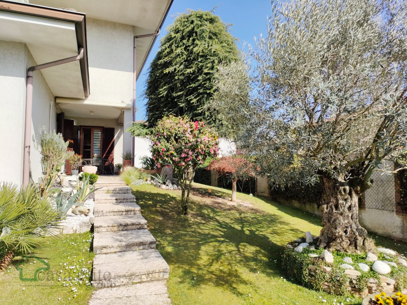 PRESTIGIOSA VILLA BIFAMILIARE LIBERA A MARZO 2025