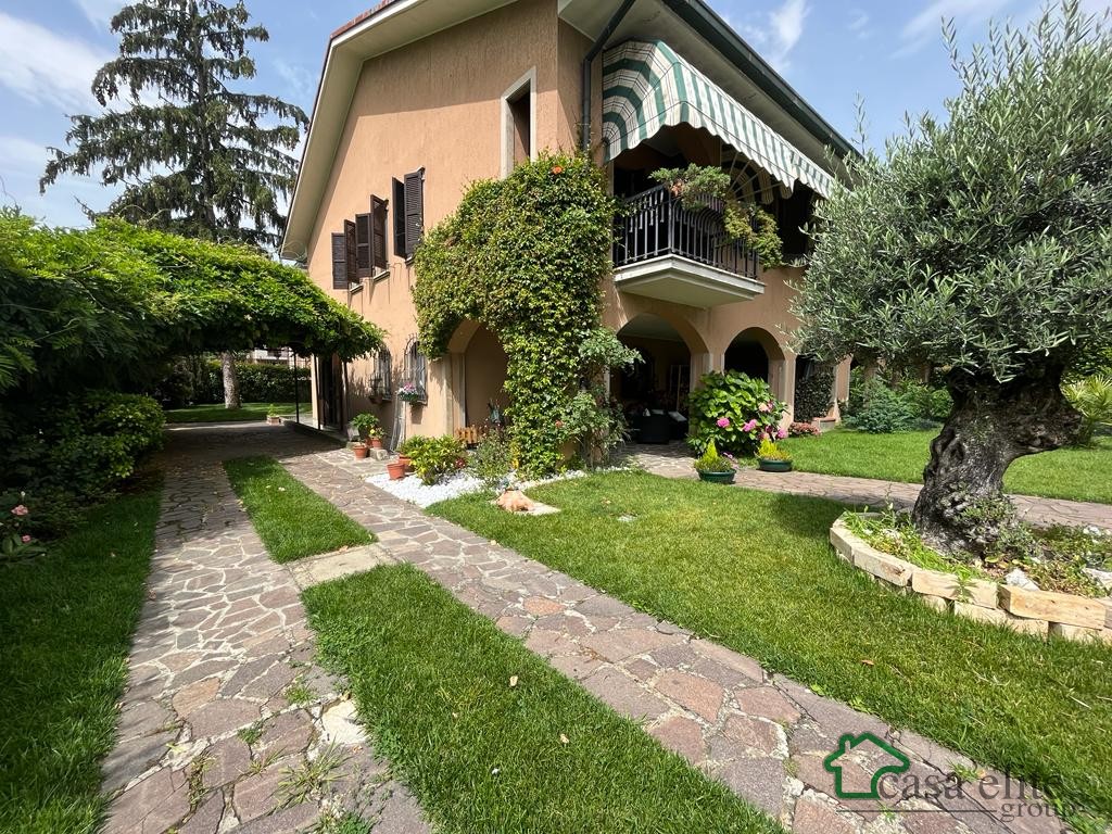 SPLENDIDA VILLA BIFAMILIARE NEL CUORE DI MELEGNANO