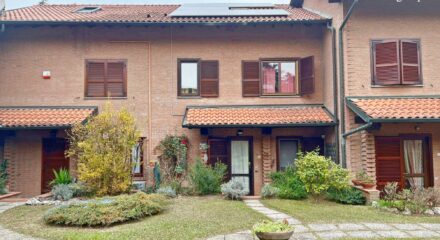 ELEGANTE VILLA A SCHIERA IN SIGNORILE COMPLESSO RESIDENZIALE