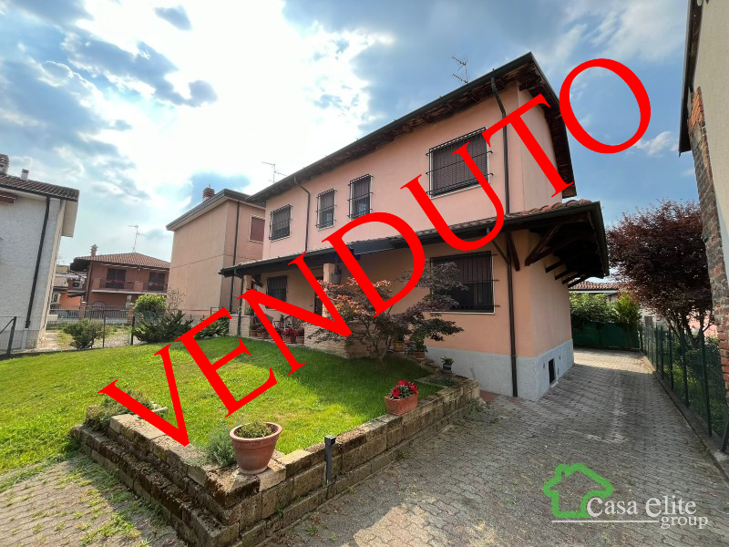 SPLENDIDA VILLA SINGOLA CON AMPI SPAZI IN CENTRO STORICO