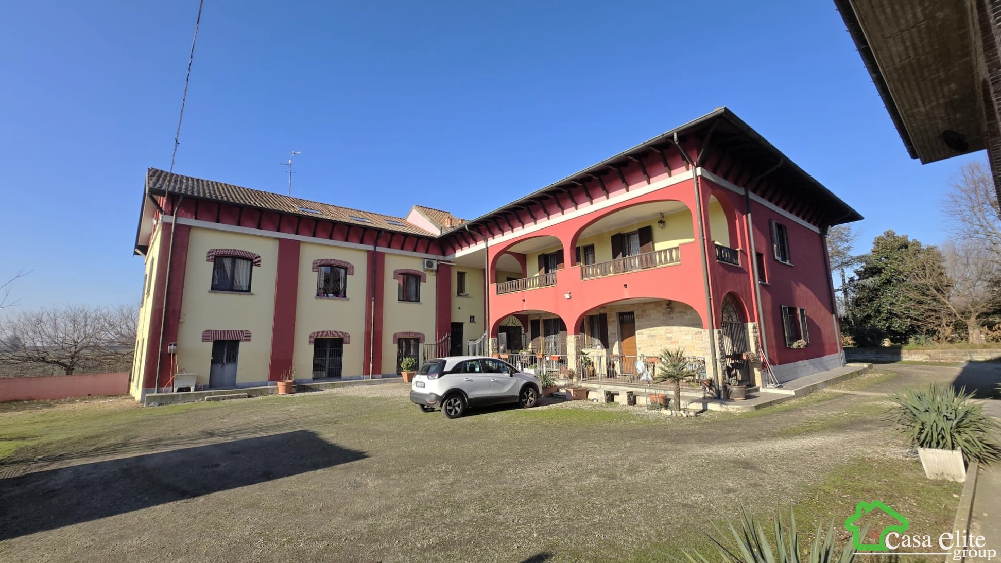 SPLENDIDO CASCINALE CIRCONDATO DALLA NATURA