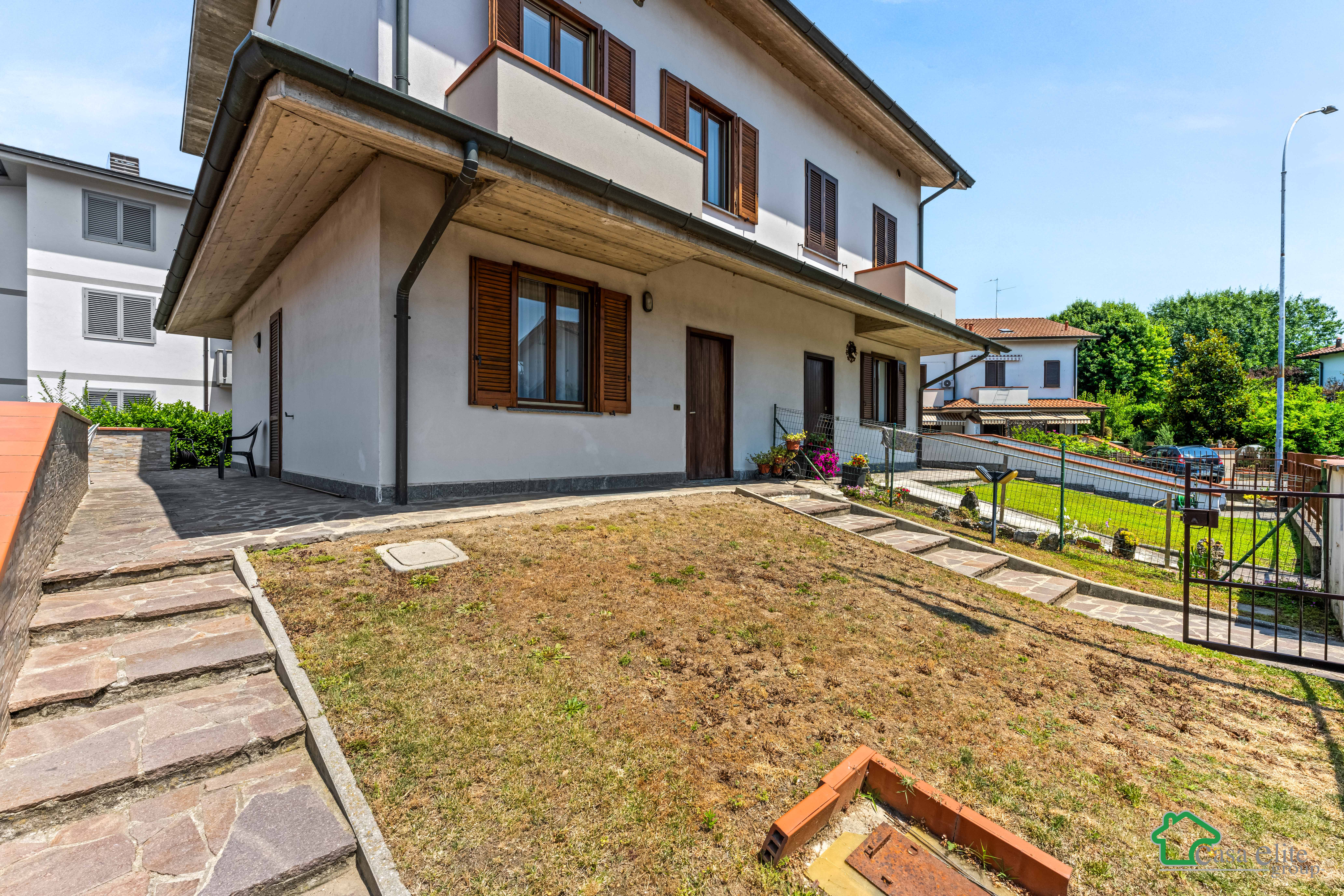 VILLA BIFAMILIARE CON GIARDINO PRIVATO E TAVERNA