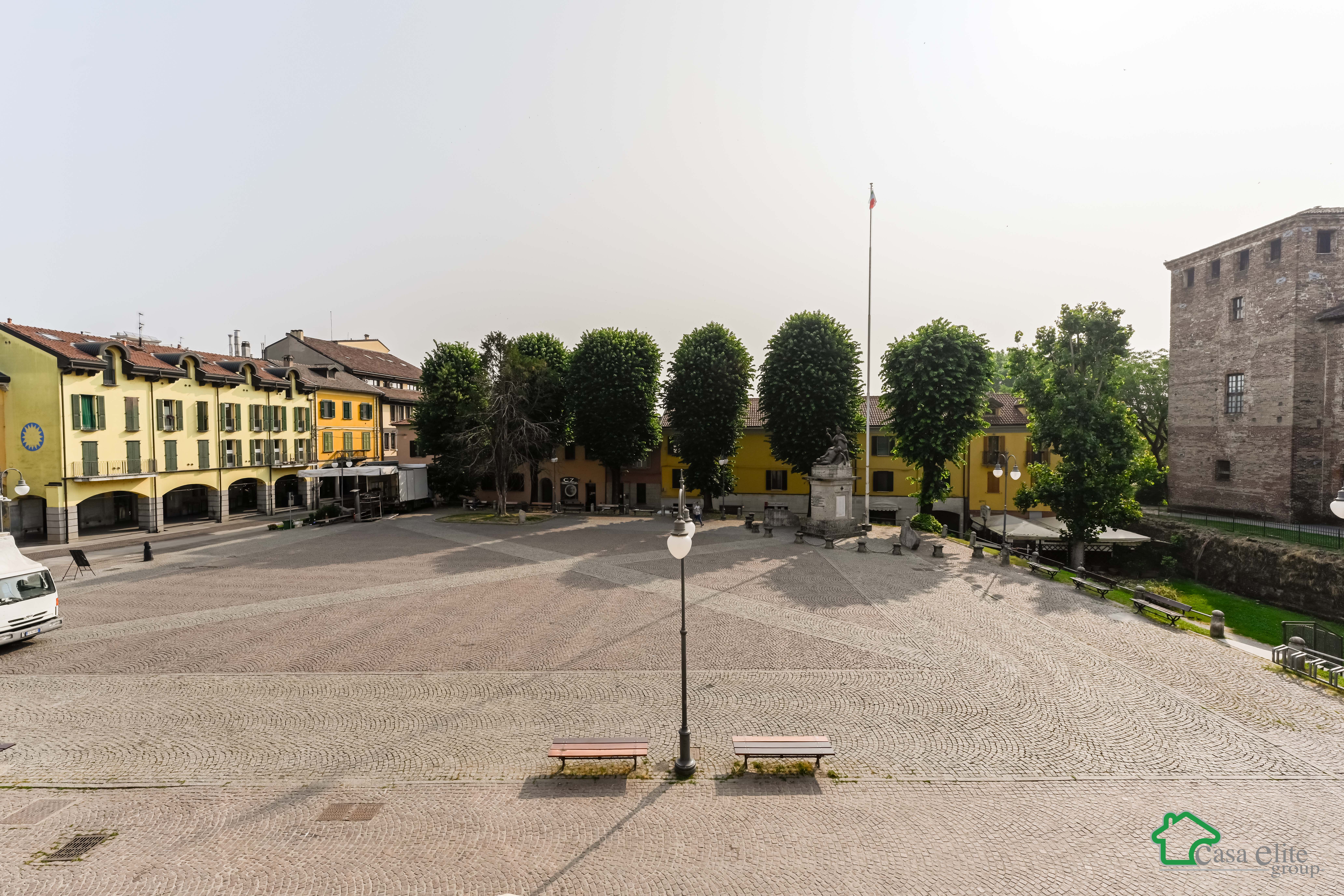 ELEGANTE APPARTAMENTO IN CENTRO A MELEGNANO, VISTA CASTELLO E PIAZZA VITTORIA